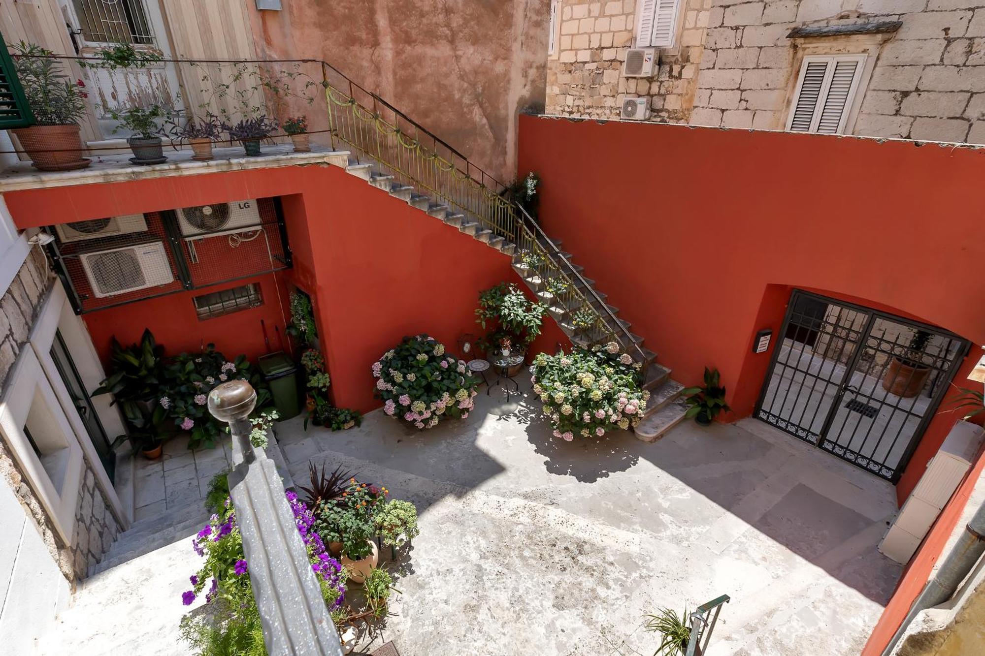 City Center Apartment Dvor Kalalarga Makarska Esterno foto