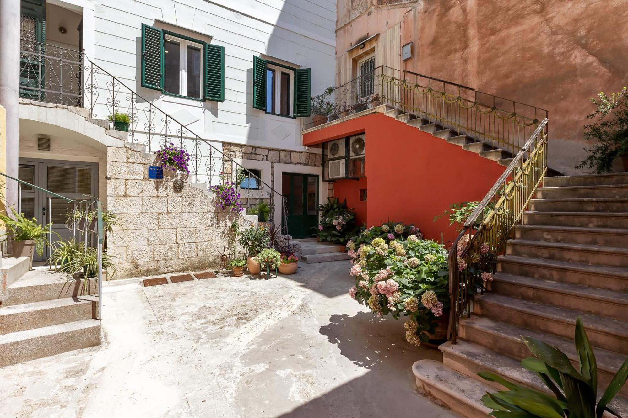 City Center Apartment Dvor Kalalarga Makarska Esterno foto