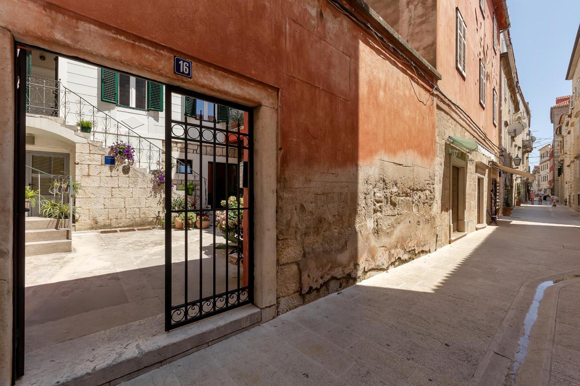 City Center Apartment Dvor Kalalarga Makarska Esterno foto
